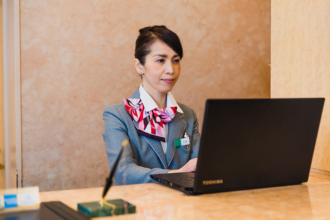 ホテルのフロントは、100点の接客が基本。